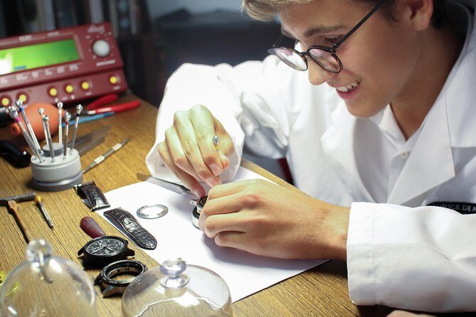 À Maurice Watch Workshop in Zurich - Wearing the Traditional Watchmaker Look (and Using the Magnifying Glass)