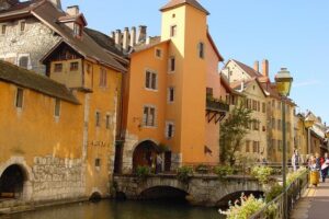 Annecy - Venice of the Alps - Tour from Geneva - Geneva pickup and the comfort factor on the coach ride