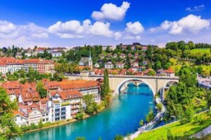 Bern Highlights and Hidden Gems Walking Tour With A Guide - Bundesplatz and the Bundeshaus Dome: Swiss Democracy in Green and Glass