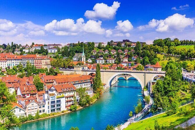 Bern Highlights and Hidden Gems Walking Tour With A Guide - Bundesplatz and the Bundeshaus Dome: Swiss Democracy in Green and Glass