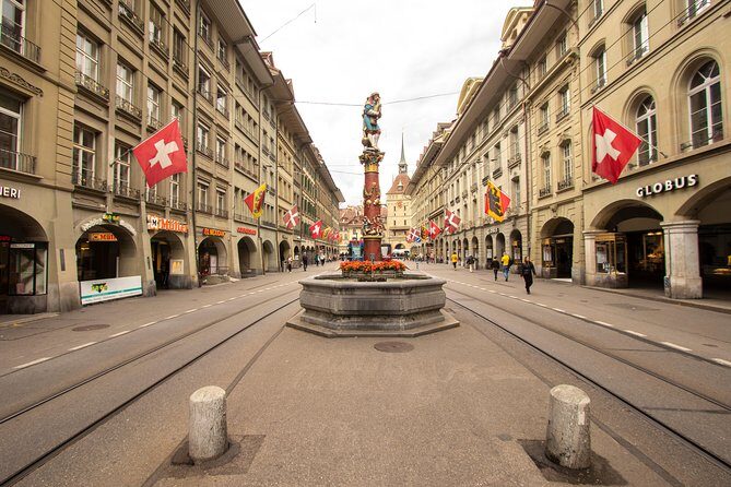 Best Intro to Bern in 2 hours with a Local - Zahringerbrunnen: the founder legend in stone and a bear-face message