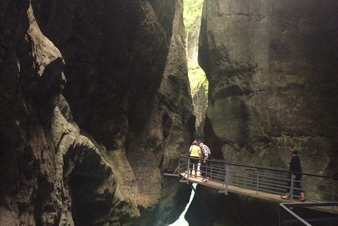 Best of Bernese Oberland Tour from Interlaken - Interlaken drive-by and souvenir moment: a quick reset before the valleys
