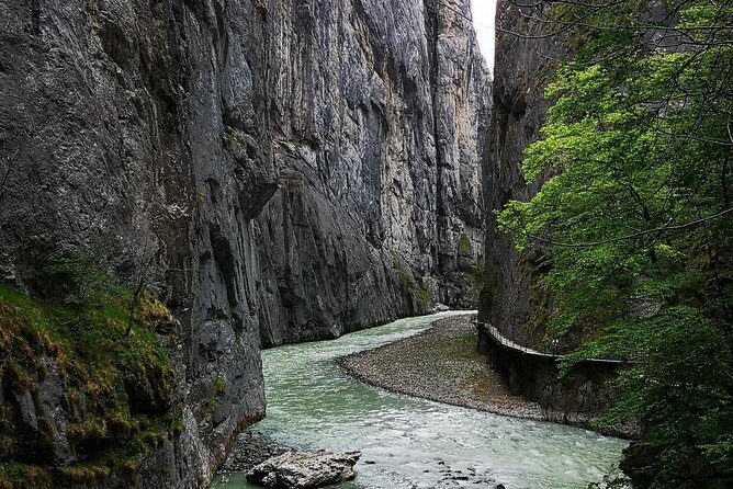 Best of Bernese Oberlands from Luzern - Stop 5: Interlaken quick look at paragliders and Victorian hotels