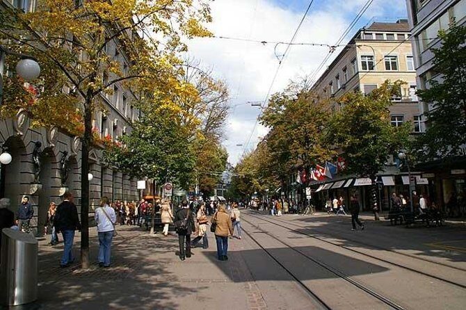 City tour Zurich with the city whispers from CHF 21.00 - The walking style: how hard is it really?