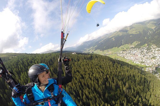Davos Paragliding Private Tandem Pilot Half Day - In the air over the Swiss Alps: what the glide actually feels like