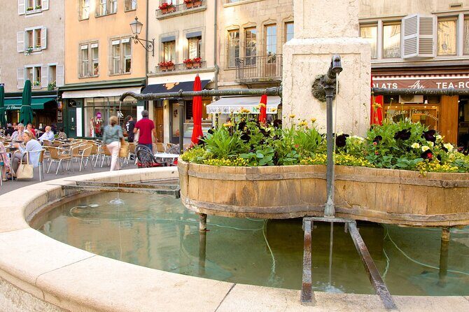 Geneva: Sightseeing of top Places Tour Electric TukTuk 1H15 tour - Broken Chair in the Place des Nations area