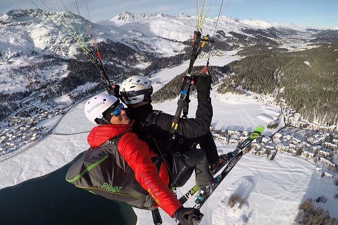 Paragliding Tandem Flights in Engadin - Pre-flight briefing with your tandem pilot: where confidence gets built
