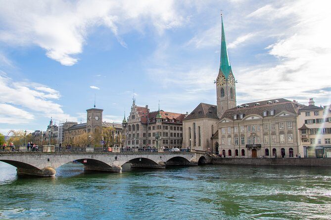 Private Tour of Zurich in 60 minutes with a Local - Hilltop quiet at the park with sweeping views