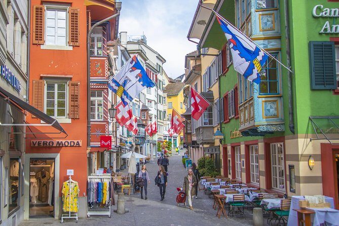 Private Tour of Zurich in 60 minutes with a Local - The Twin towers and Reformation skyline views