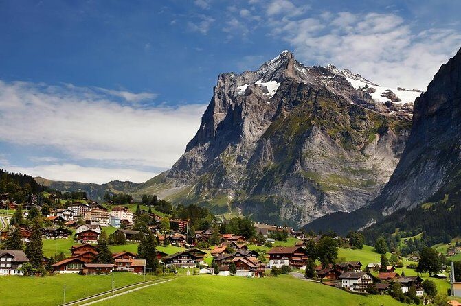 Swiss Alps: Interlaken and Grindelwald Day Trip from Zurich - Why Interlaken and Grindelwald are a smart pairing from Zurich
