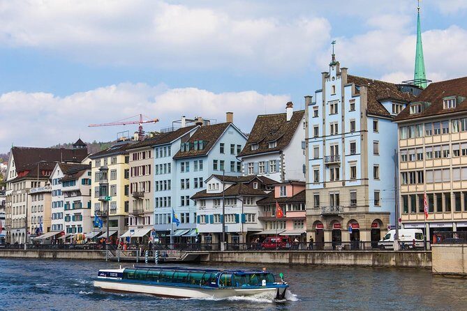 Zurich Walking Tour With Cruise and Aerial Cable Car - Lindenhof Hill: the calm pause in the middle of it all